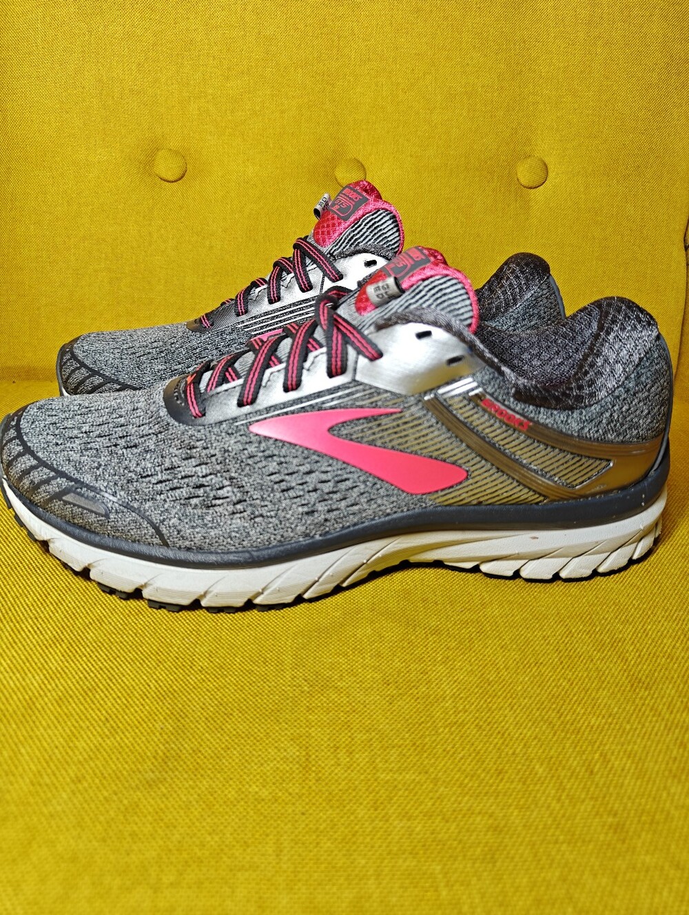 Brooks Adrenaline GTS 18 Ebony/Silver/Pink Size Women's Running Shoes Size 8.5